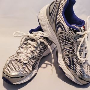 LADIES NEW BALANCE RUNNING SNEAKERS, brand new, size 8, never worn